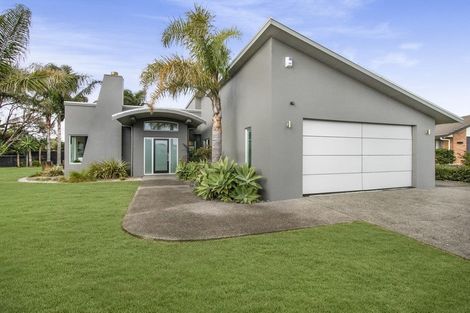 Photo of property in 37 Lothian Brae, Wattle Downs, Auckland, 2103