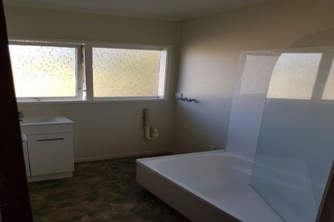 Photo of property in 2/31 Camelot Place, Glenfield, Auckland, 0629