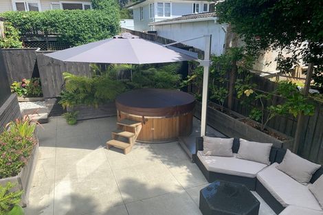 Photo of property in 1 Woodfern Crescent, Titirangi, Auckland, 0604