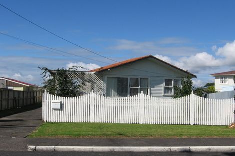 Photo of property in 73 Gloria Avenue, Te Atatu Peninsula, Auckland, 0610