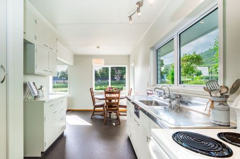 Photo of property in 6 Utauta Street, Waikanae, 5036