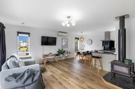 Photo of property in 22 Edgewater Parade, Waiuku, 2123