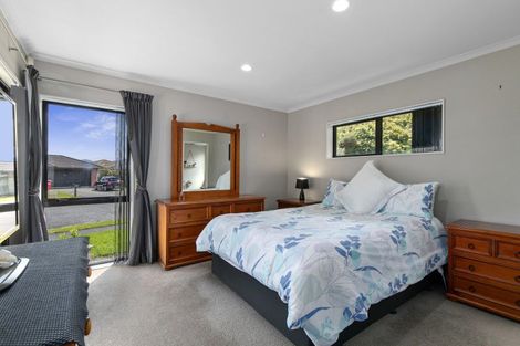 Photo of property in 15 Aragon Grove, Kingsley Heights, Upper Hutt, 5018