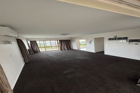 Photo of property in 11 Ian Place, Glendene, Auckland, 0602