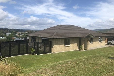 Photo of property in 86 Sunstone Crescent, Timberlea, Upper Hutt, 5018