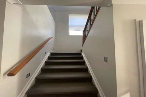 Photo of property in 30 Namsan Close, Fairview Heights, Auckland, 0632