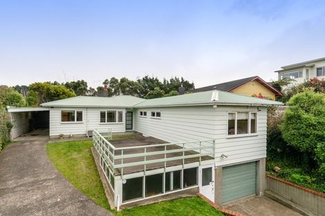 Photo of property in 8 Miles Crescent, Newlands, Wellington, 6037