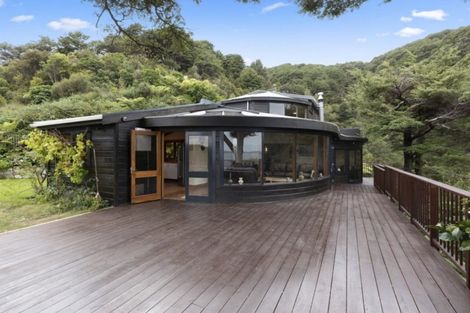 Photo of property in 5 Whiorau Grove, Lowry Bay, Lower Hutt, 5013