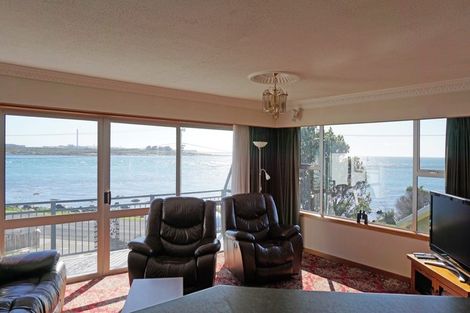 Photo of property in 104 Marine Parade, Bluff, 9814