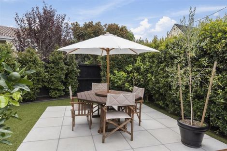 Photo of property in 2/7 Hanlon Crescent, Narrow Neck, Auckland, 0624