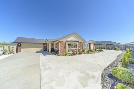 Photo of property in 11 Chestnut Close, Kelvin Grove, Palmerston North, 4414