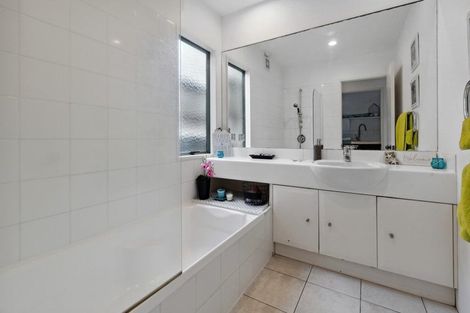 Photo of property in 2/89 Knights Road, Rothesay Bay, Auckland, 0630