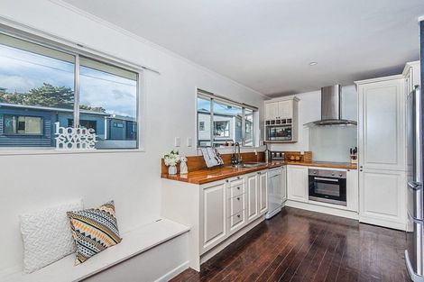 Photo of property in 53 Glanmire Road, Newlands, Wellington, 6037