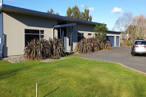 Photo of property in 28 Titirangi Drive, Fitzherbert, Palmerston North, 4471