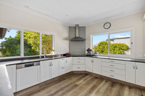 Photo of property in 305 Mangorei Road, Merrilands, New Plymouth, 4312