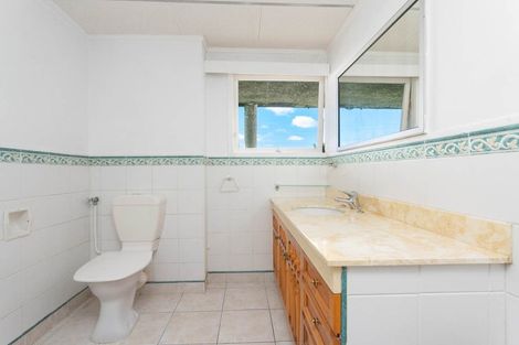 Photo of property in 2 Wakeling Avenue, Te Atatu South, Auckland, 0610