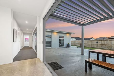 Photo of property in 172 Saint James Drive, Huntington, Hamilton, 3210