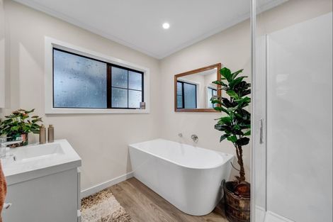 Photo of property in 48 Kairau Road West, Sentry Hill, New Plymouth, 4373