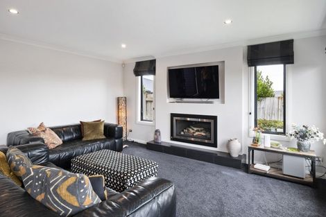 Photo of property in 9 Saint Heliers Grove, Fitzherbert, Palmerston North, 4410