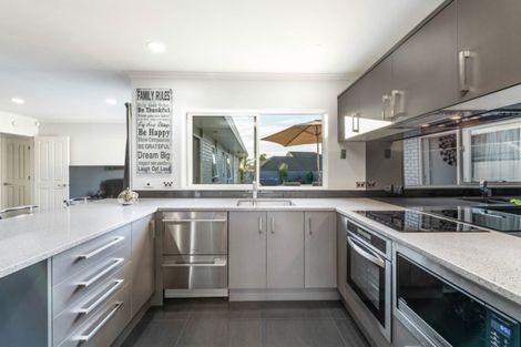 Photo of property in 6 John Brooke Crescent, East Tamaki Heights, Auckland, 2016