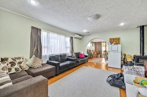 Photo of property in 221 Edmonton Road, Te Atatu South, Auckland, 0610