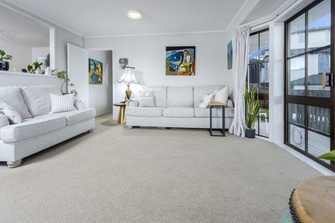 Photo of property in 2/5 Serrata Place, Browns Bay, Auckland, 0630