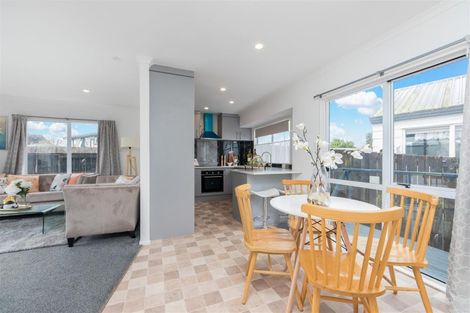 Photo of property in 2/43 Solveig Place, Randwick Park, Auckland, 2105
