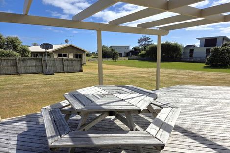 Photo of property in 135 Kowhai Avenue, Matarangi, Whitianga, 3592