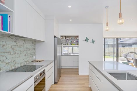 Photo of property in 10 Palm Drive, Whitianga, 3510