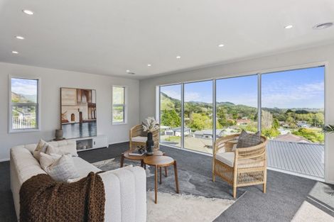 Photo of property in 64 Kakariki Grove, Waikanae, 5036