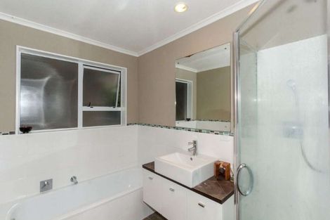Photo of property in 5 Caledonia Place, Highlands Park, New Plymouth, 4312