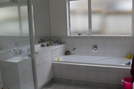 Photo of property in 3 Claremont Way, East Tamaki Heights, Auckland, 2016