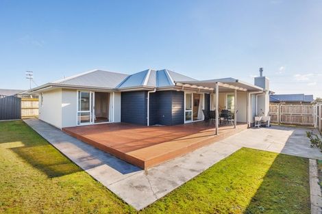 Photo of property in 6 Atlantic Drive, Fitzherbert, Palmerston North, 4410