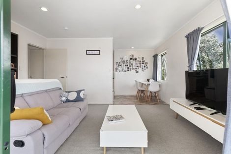 Photo of property in 10 Totaravale Drive, Totara Vale, Auckland, 0629