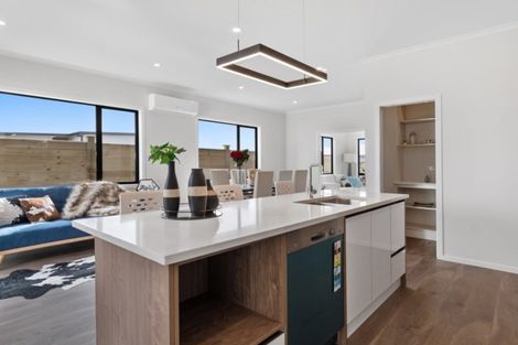 Photo of property in 16 Makura Drive, Papamoa Beach, Papamoa, 3118