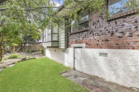 Photo of property in 2/10 Redoubt Road, Goodwood Heights, Auckland, 2105