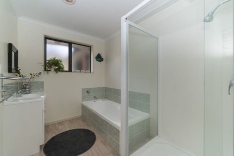 Photo of property in 30 Logan Way, Kelvin Grove, Palmerston North, 4414
