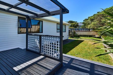 Photo of property in 20 Lyndfield Lane, Newlands, Wellington, 6037