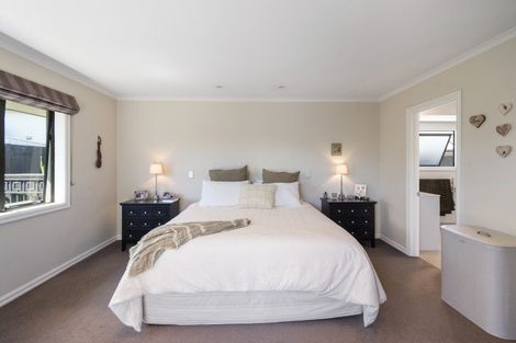 Photo of property in 5 Rodeo Drive, Kelvin Grove, Palmerston North, 4414