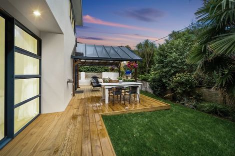 Photo of property in 1/6 Heathcote Road, Castor Bay, Auckland, 0620