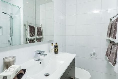 Photo of property in 1/465a Beach Road, Murrays Bay, Auckland, 0630