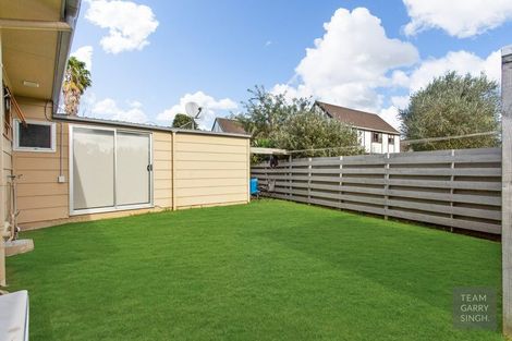 Photo of property in 2/41 Challen Close, Conifer Grove, Takanini, 2112