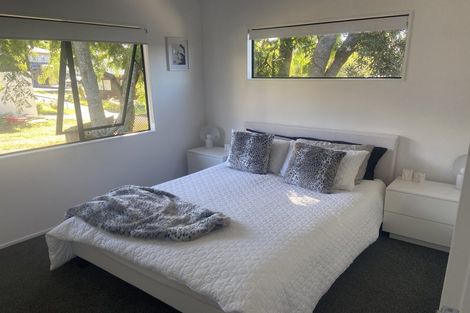 Photo of property in 2/15 Valecrest Place, Bayview, Auckland, 0629