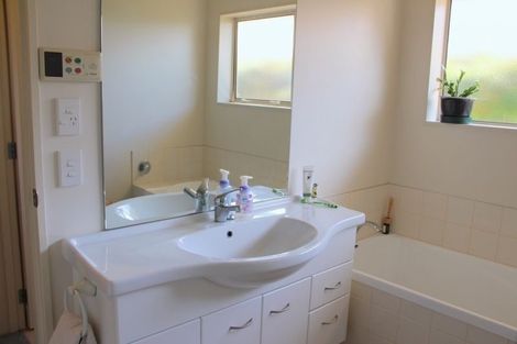 Photo of property in 11 Cascade Way, Paraparaumu, 5032