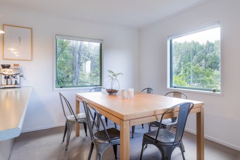 Photo of property in 85 Laingholm Drive, Laingholm, Auckland, 0604