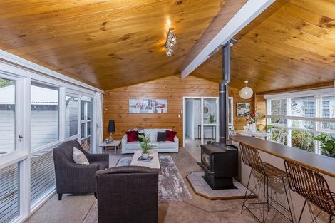 Photo of property in 18 Easter Parade, Glen Eden, Auckland, 0602