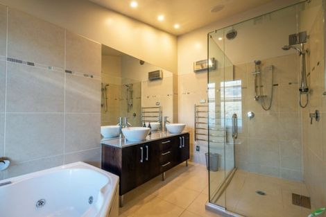 Photo of property in Lakeview Heights, 3/124 Lismore Street, Wanaka, 9305