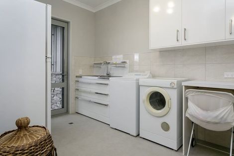 Photo of property in 30 Pukenamu Road, Rainbow Point, Taupo, 3330