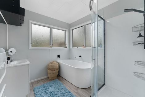 Photo of property in 16 Puriri Road, Waikanae, 5036