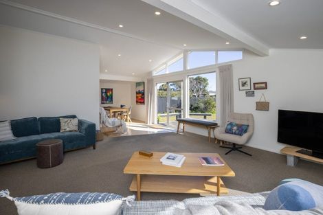 Photo of property in 11 Hadfield Place, Paraparaumu Beach, Paraparaumu, 5032